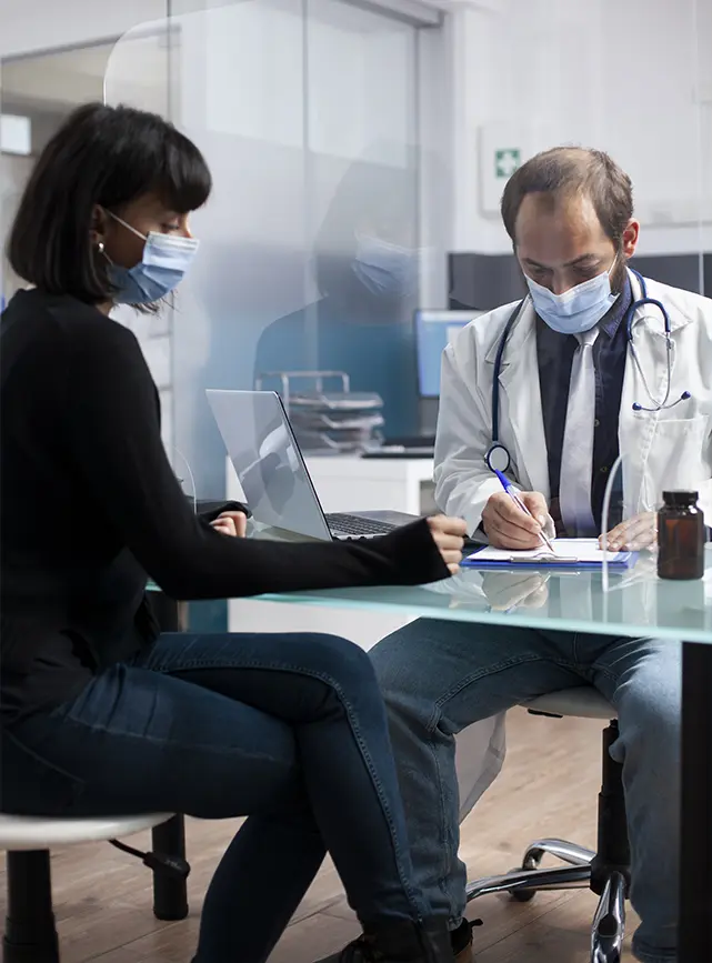 Profissional de medicina do trabalho em reunião corporativa